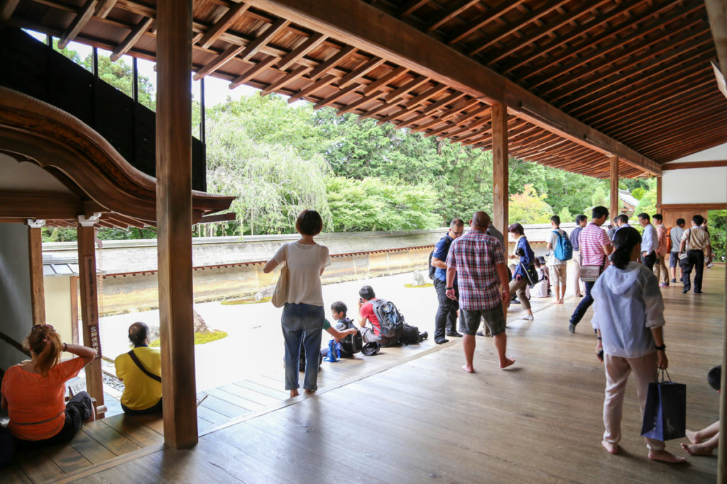 龍安寺の石庭を観光